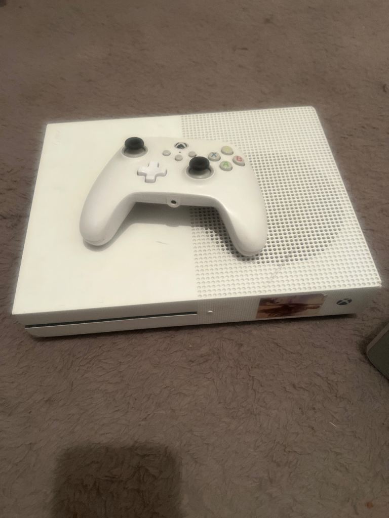 Xbox one and controller and also selling a projector but hasn’t got a remote as I have lost it 