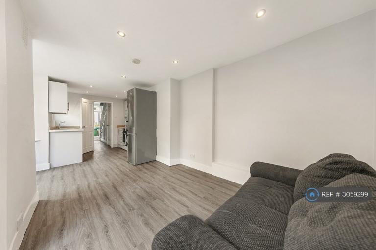 5 bedroom house in Hollydale Road, London, SE15 (5 bed) (#3059299)