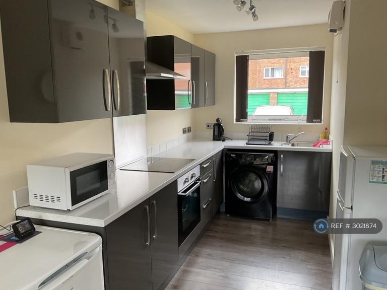 2 bedroom flat in Broadgate Avenue, Beeston, Nottingham, NG9 (2 bed) (#3021874)