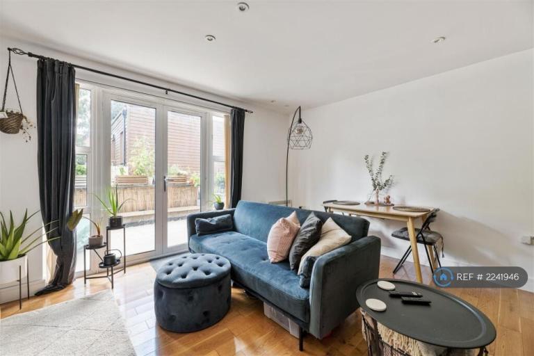 2 bedroom flat in Spratt Hall Road, London, E11 (2 bed) (#2241946)