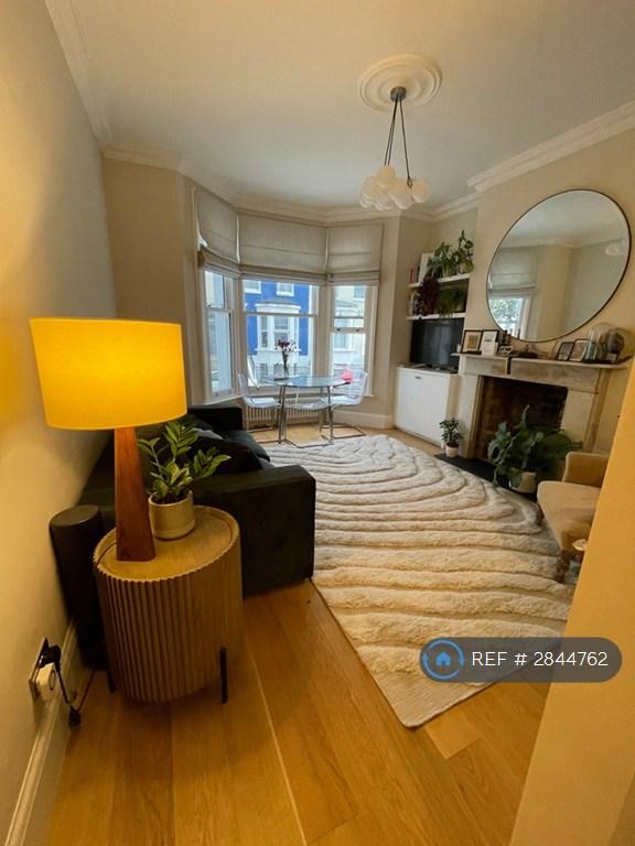 1 bedroom flat in Halford Road, London, SW6 (1 bed) (#2844762)