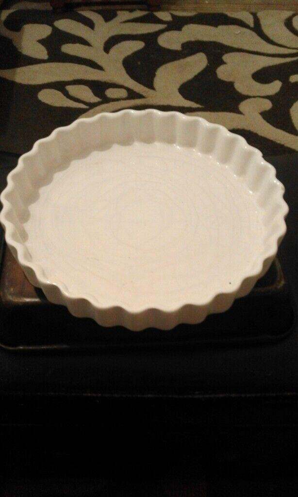 Round Rippled White Pie Dish Oven Dish