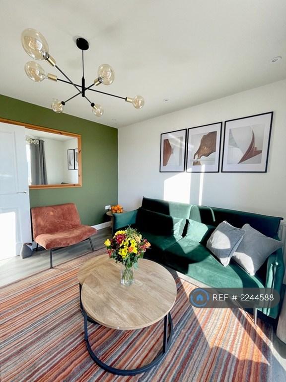 2 bedroom flat in Lawrence Weaver Road, Cambridge, CB3 (2 bed) (#2244588)