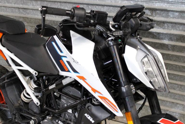 2024 73 KTM DUKE 125 ABS LEARNER LEGAL TRADE SALE 7K WHITE/ORANGE NEW MOT RIDES