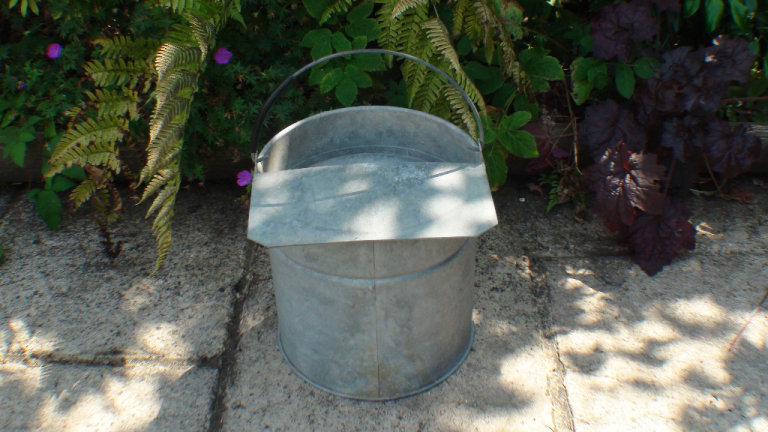 VINTAGE 1940'S GALVANISED CHICKEN FEEDER GRAIN OR WATER