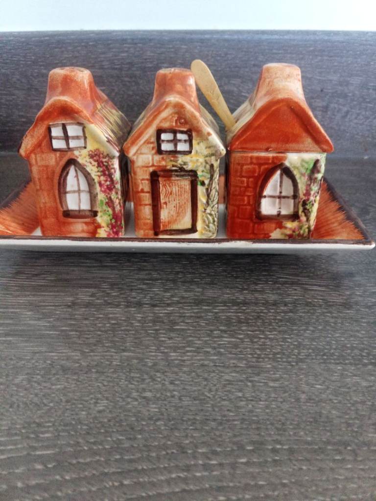 Cottage cruet set £15