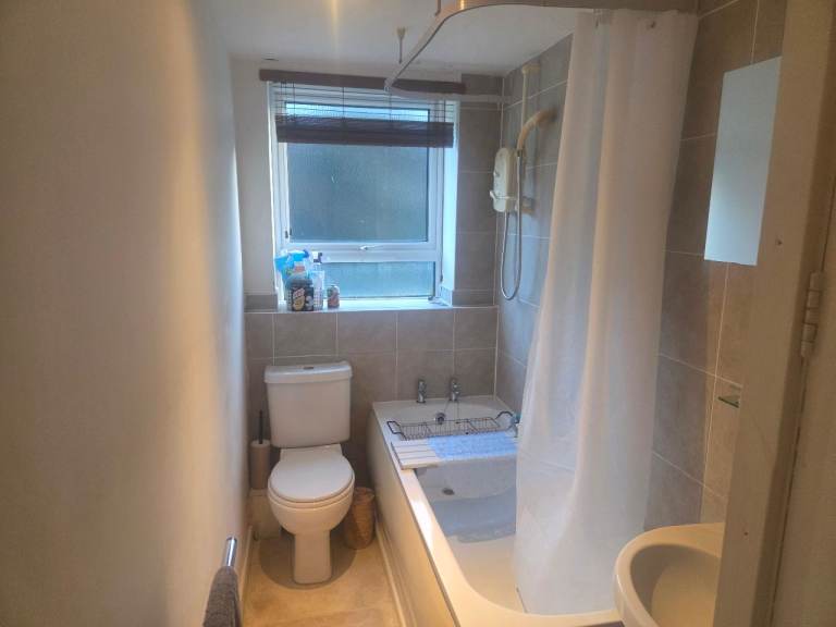 London Road Stoneygate, 2 bedroom purpose built flat with secure parking.