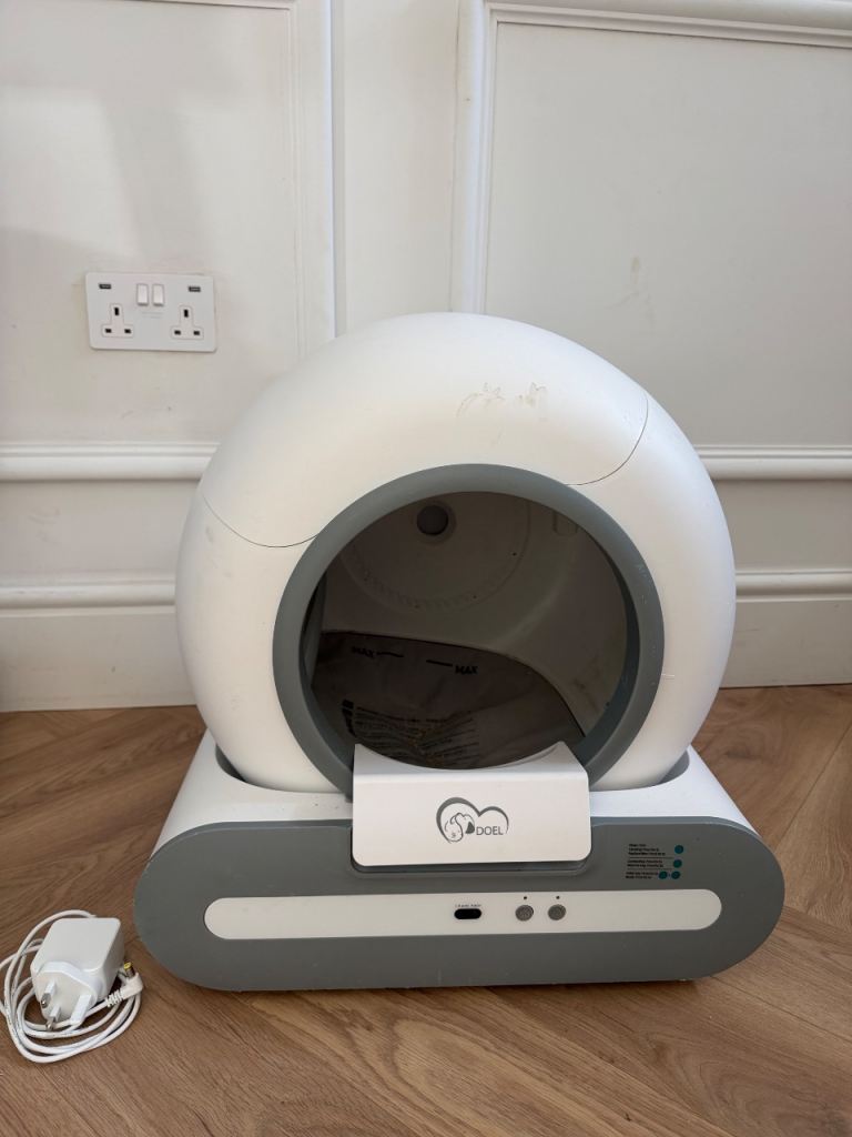 Self cleaning cat litter box