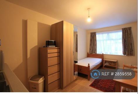 Studio flat in Lulworth Avenue, Hounslow, TW5 (#2859558)