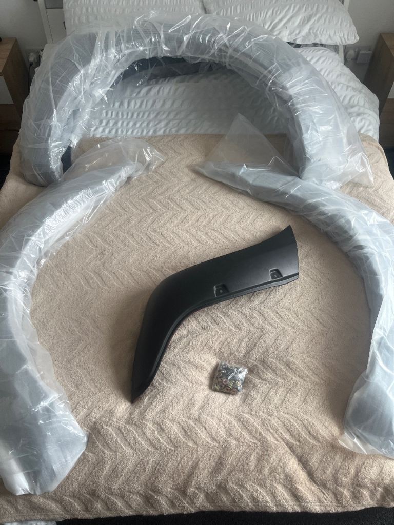 Wheel arches for Ford ranger. Missing a small piece for front left bumper. 