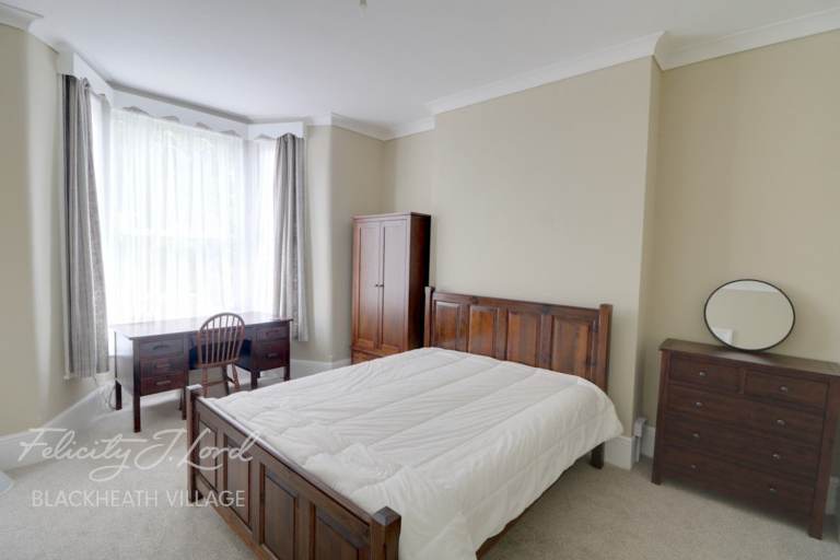 Bright and Comfortable Double Bedroom available in a Large, Victorian Home!