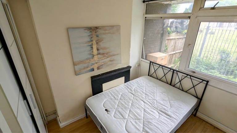 2 Single rooms in E1 - Low budget!!! Ready to move 🏛️🏛️