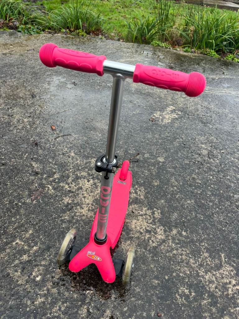 Micro Mini 3 Wheel Scooter with LED Wheels Pink