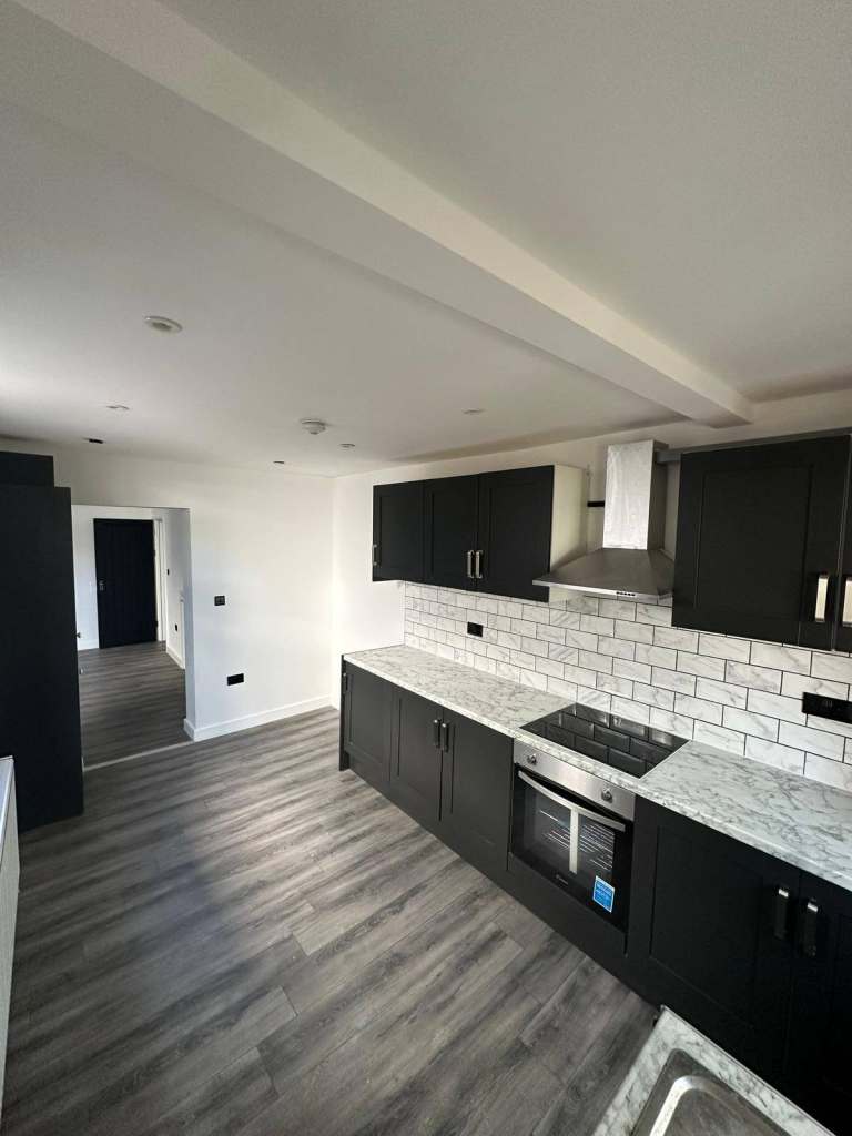 Spacious 3 Double Bedroom HMO-Compliant Home with Parking - COMPANY LET ALLOWED