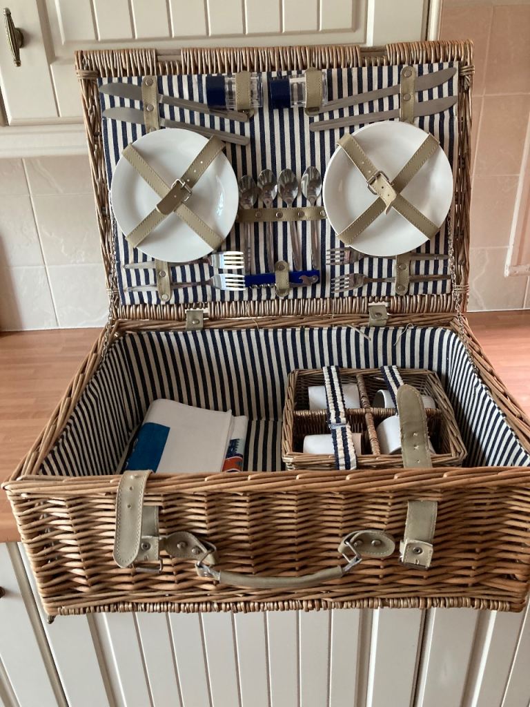 4Person Wicker Picnic basket 