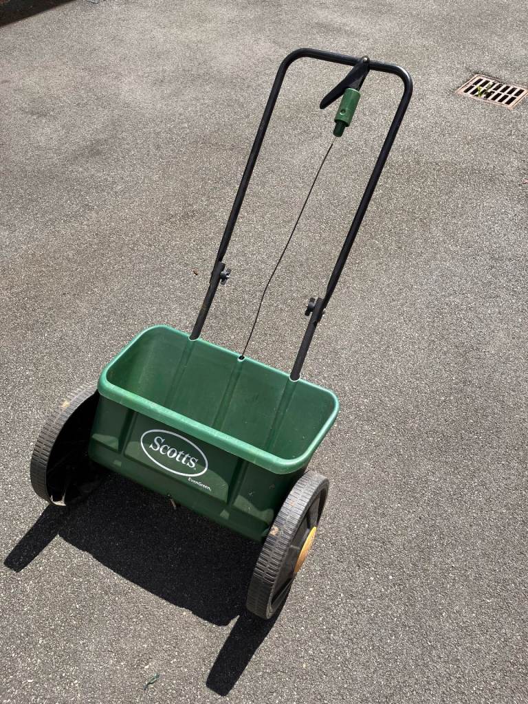 [Gardening seed spreader]: Scotts EvenGreen Drop spreader Green