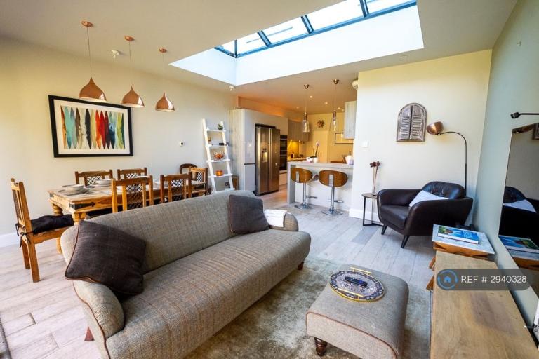 3 bedroom house in Britannia Road, London, N12 (3 bed) (#2940328)