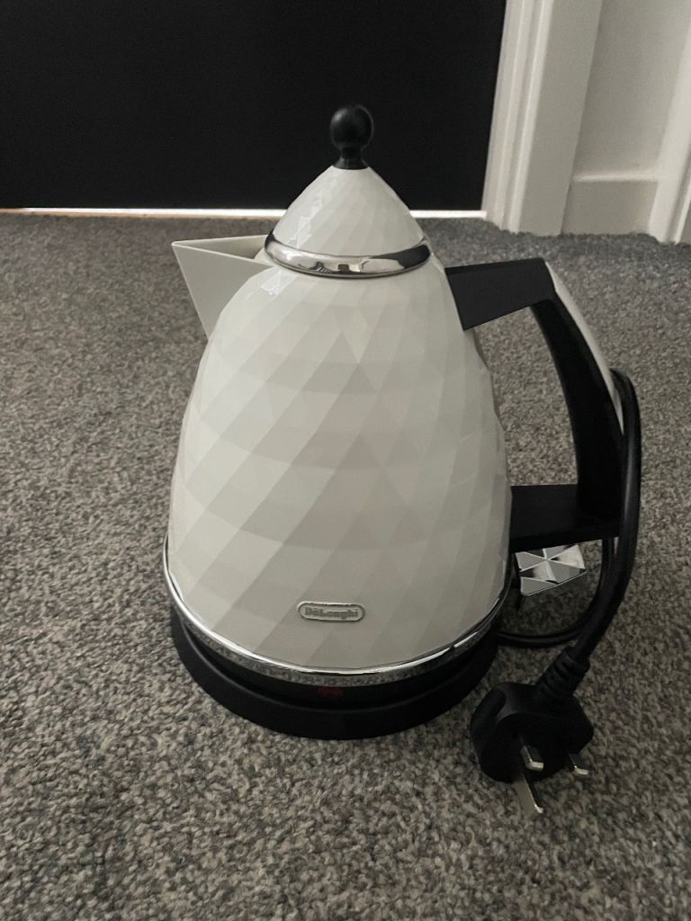 DeLonghi White Kettle & Toaster Set - Good Condition