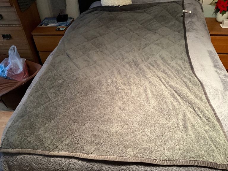 Single weighted blanket, 7 kg, in IMMACULATE CLEAN CONDITION thanks 🙏 