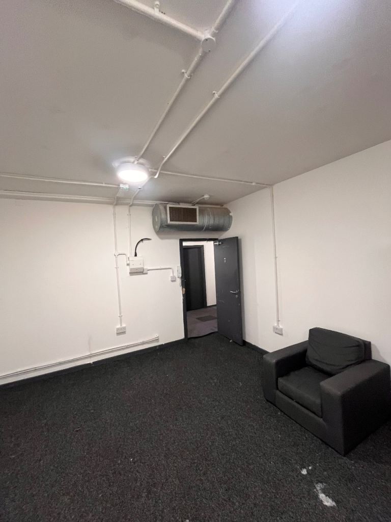 NO DEPOSIT BASEMENT STUDIO 