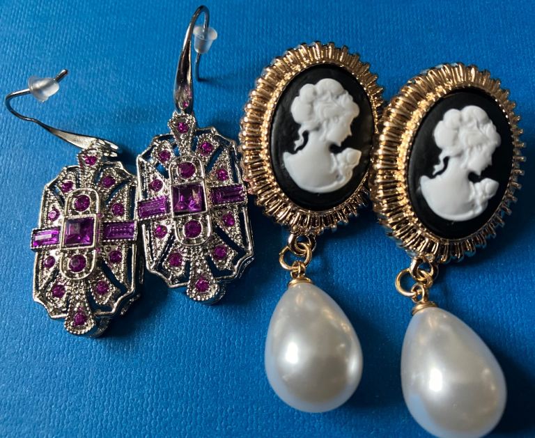 Ladies 2xRoman style earrings 1x pink amethyst 1x rolled gold cameo.