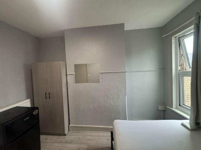  🌻PRIVATE DOUBLE ROOM IN CANNING TOWN - AVAILABLE NOW!!