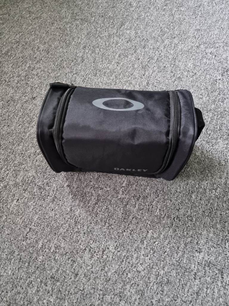NEW.OAKLEY LARGE SOFT GOGGLES CASE. 
