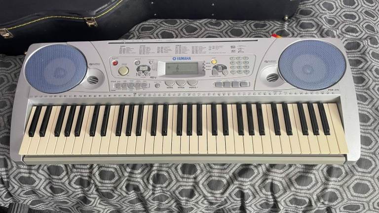 Yamaha electric keyboard + stand, music stand/books, playing stool