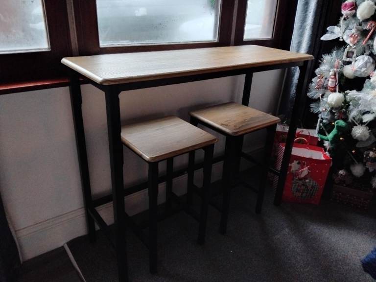 Breakfast bar & 2 stools