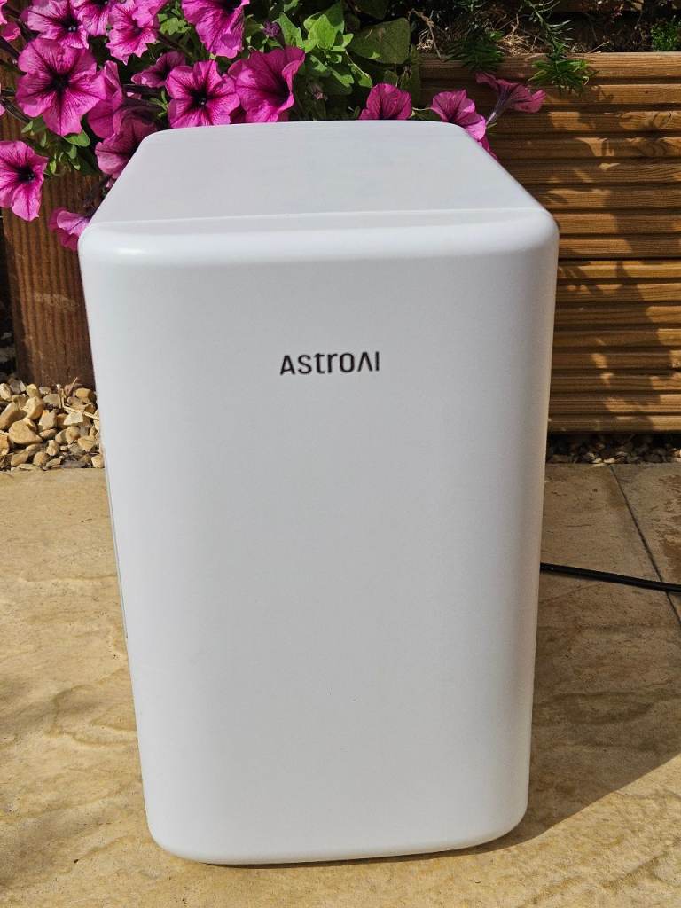 AstroAI Mini Fridge 4L – mini fridge with cooling and heating modes