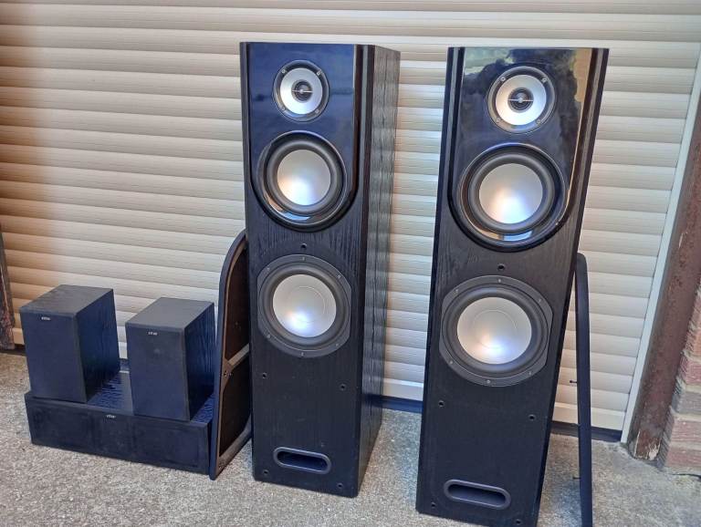 Black Floor Standing Speakers and Smaller Speakers – Good Condition