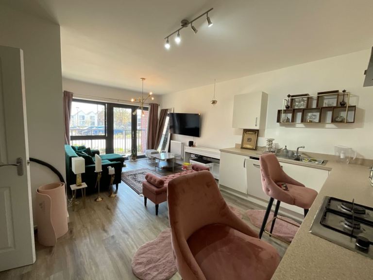 Two lovely double room available in a modern, clean 2-bedroom flat in Uxbridge