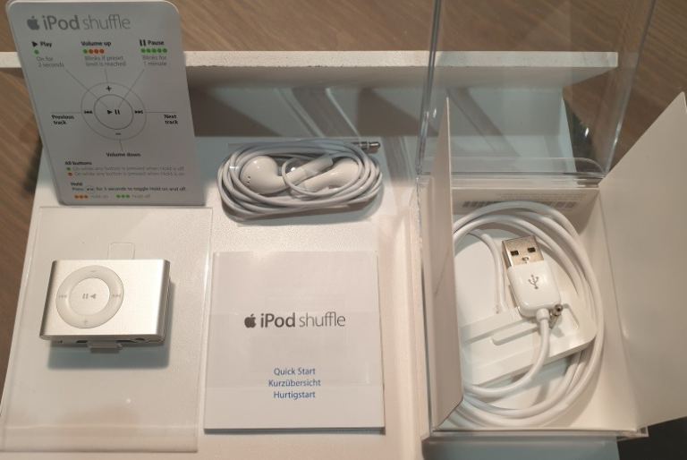 Apple A1204 iPod shuffle 2 MP3 & MP4 player 1GB- Silver - Grade A