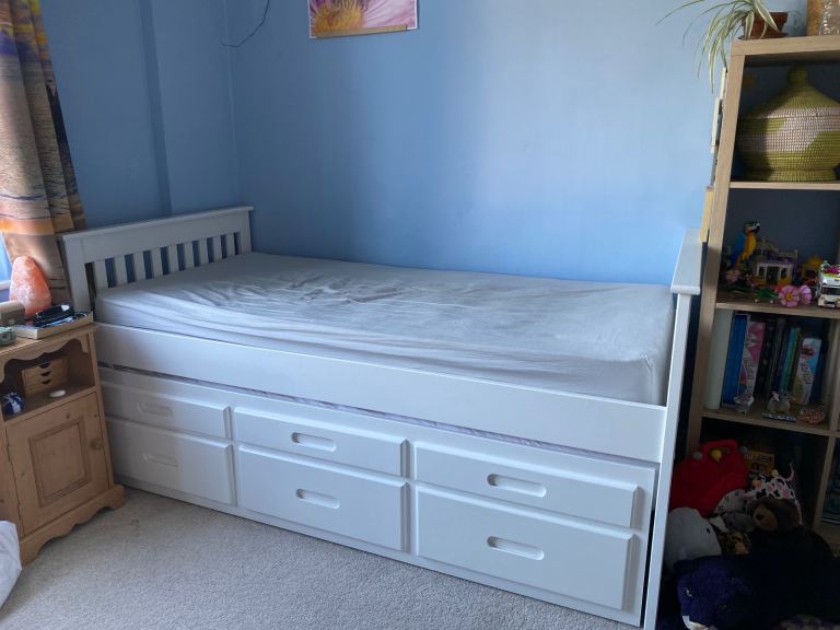 Single wooden cabin trundle bed