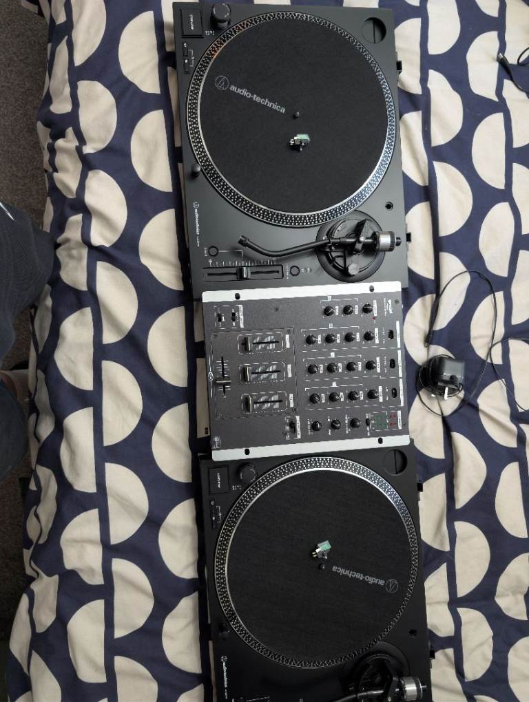 Audio-Technica AT-LP120XUSB Turntables. 