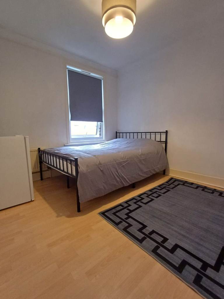 Double room to rent near the Train station and Medway Hospital 