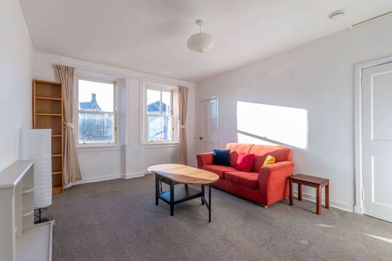 Very large, 1-bedroom, furnished flat close to the Pleasance – available October