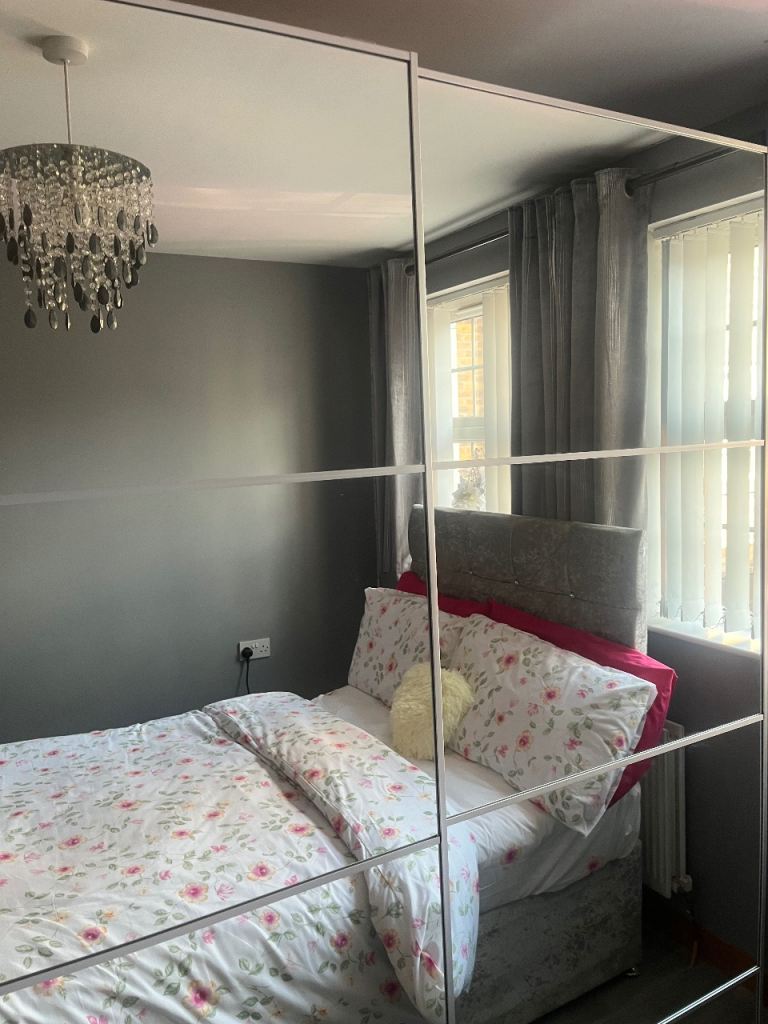 White Mirrored Wardrobe with Drawers – Good Condition