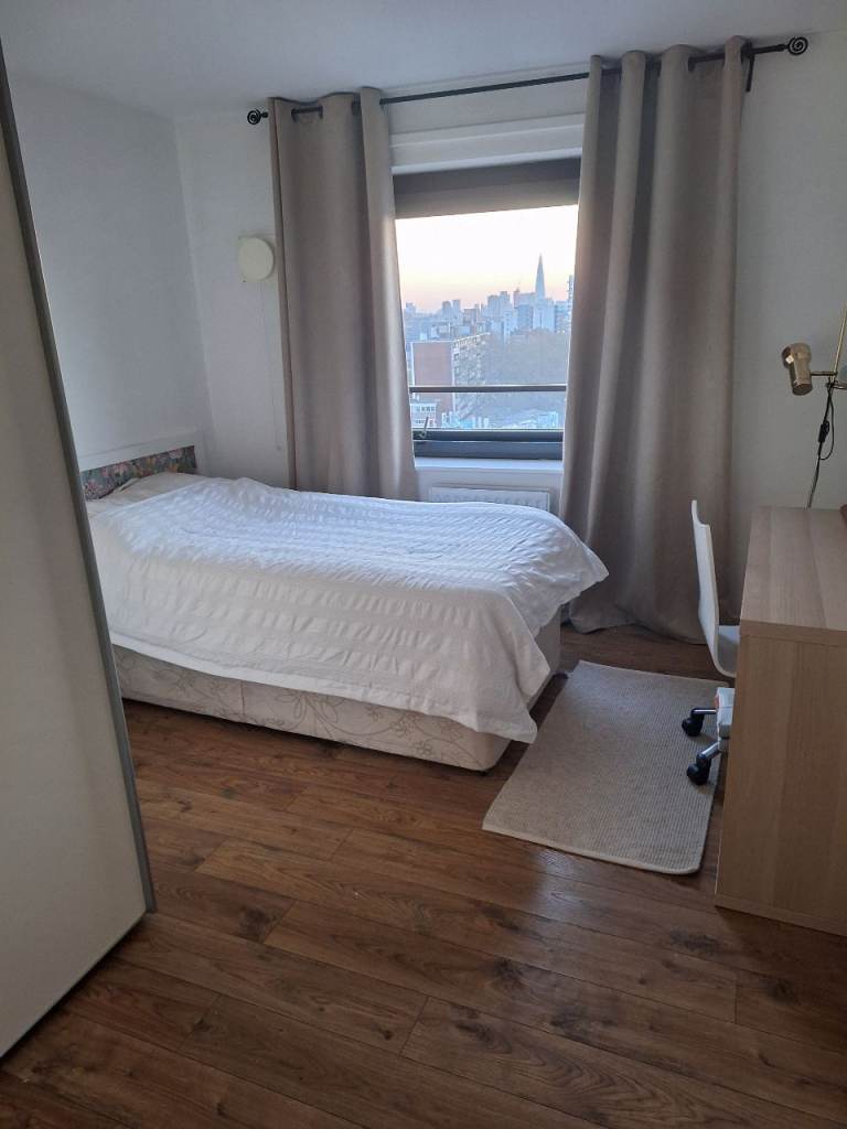 Single room for a female, short/long stay, close to Canary Wharf, Zone 2