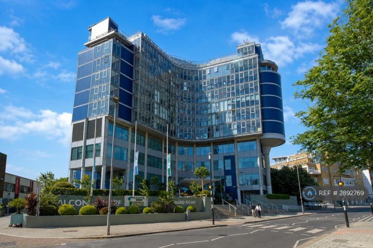 2 bedroom flat in Falcon Wharf, London, SW11 (2 bed) (#2892769)