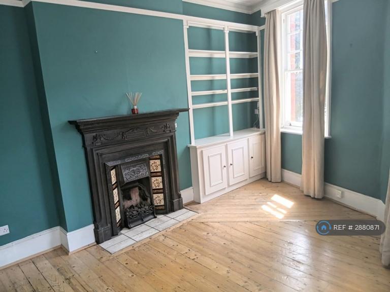 2 bedroom flat in Tottenham Lane, London, N8 (2 bed) (#2880871)
