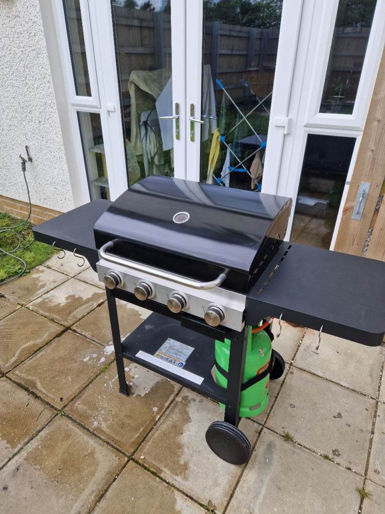4-Burner Gas BBQ (+ gas)