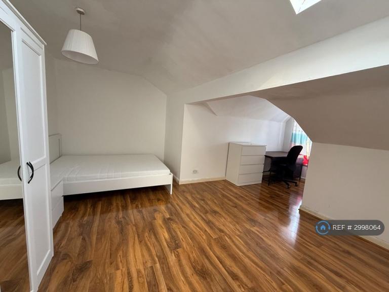 1 bedroom in Grange Avenue, Leeds, LS7 (#2998064)