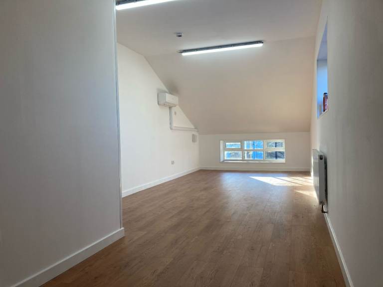 End-of-year savings: Take a unit now and save 40% for 3 months - Rent your space today!