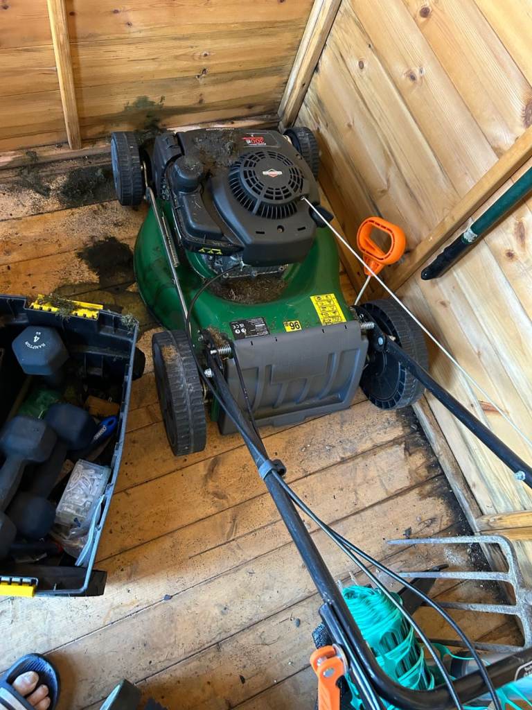 Briggs & Stratton 300E 125 cc Petrol Lawnmower