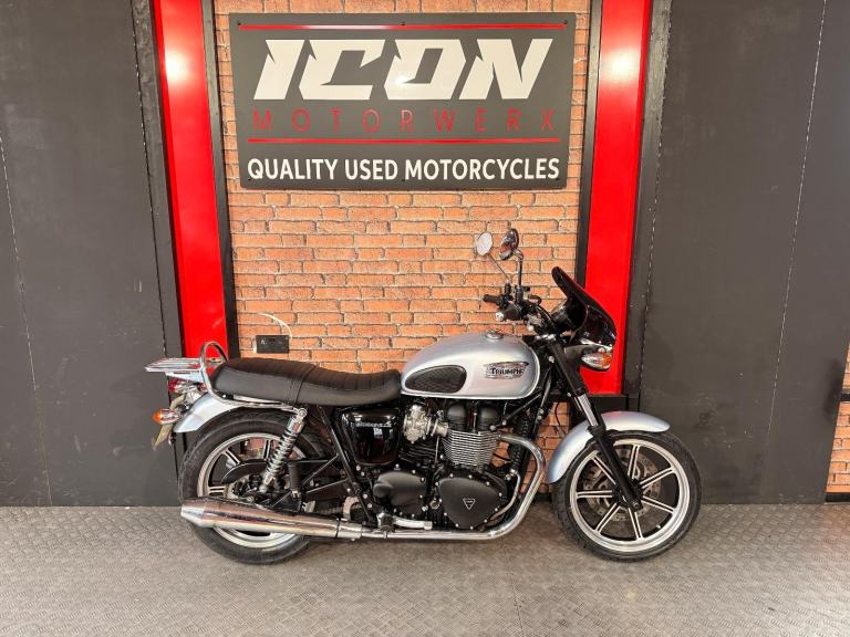 2014 Triumph Bonneville 865 SE VERY LOW MILES 1 FORMER KEEPER