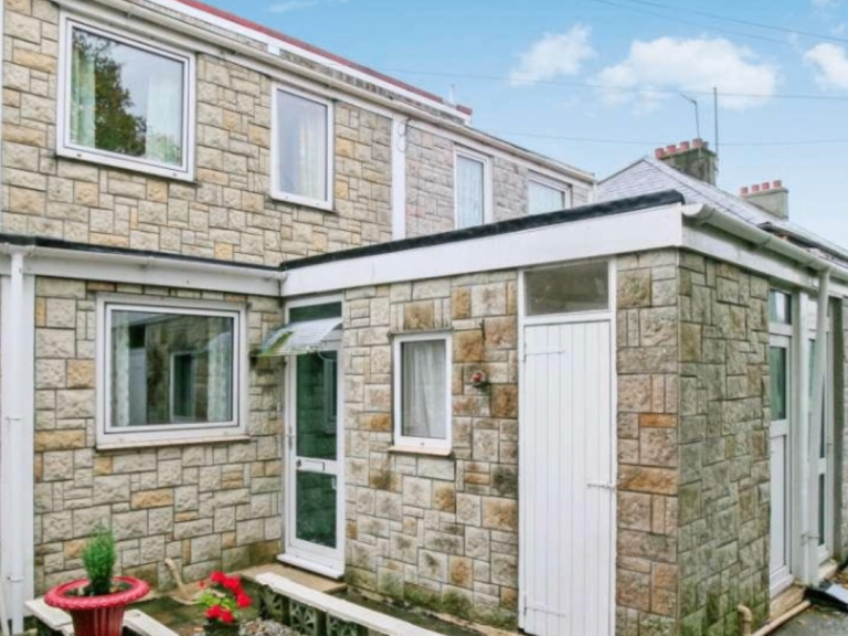 3 Bedroom House (Laira) with Garage to Rent (Long Let)