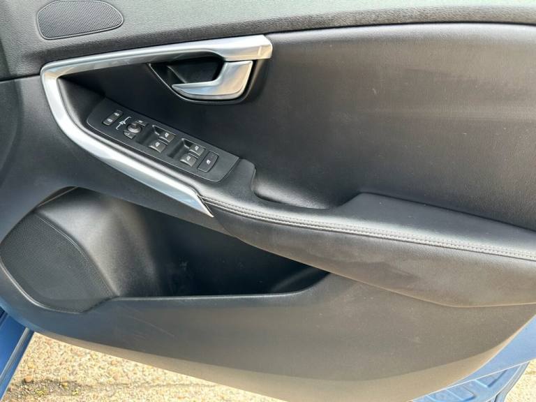 2016 Volvo V40 2.0 D2 R-Design Nav Hatchback 5dr Diesel Manual Euro 6 (s/s) (120 ps) Hatchback Di...