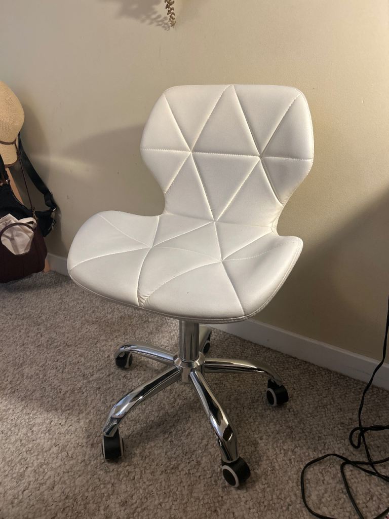 White Office Chair with Wheels – Good Condition