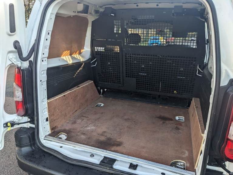 berlingo 5 seater crewvan,F/S/H, caged rear, very clean only £6995 no vat, px welcome